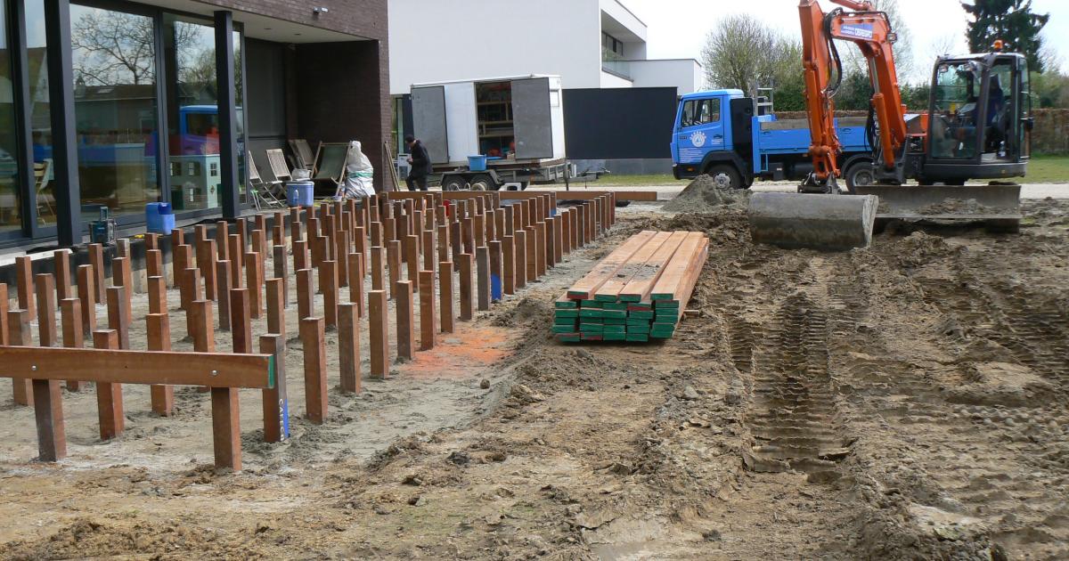 Aanleg van minimalistische, strakke tuin en houten terras Deregro BVBA